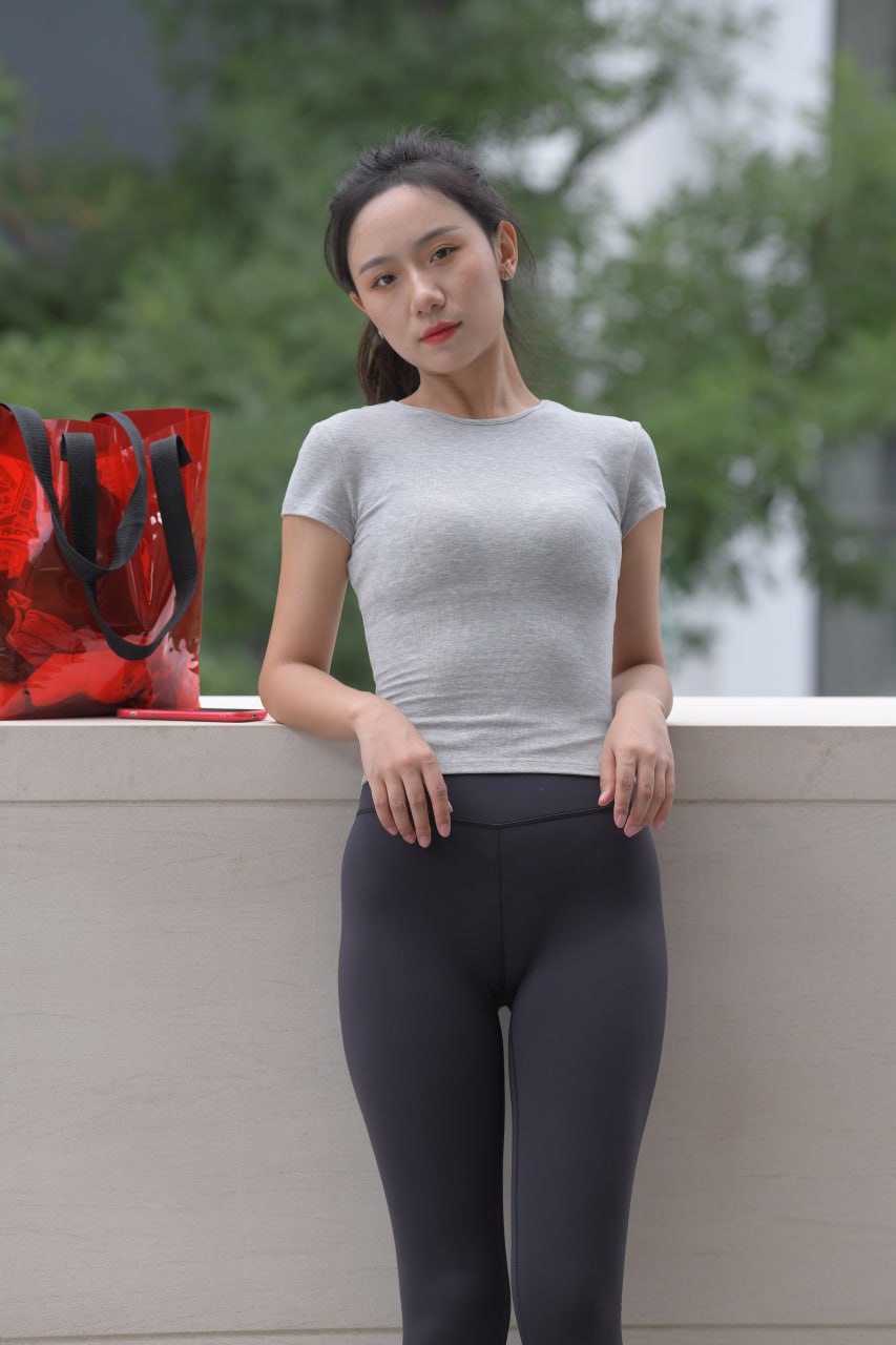 精选街拍作品黑色紧身裤长腿美女插图 精选街拍作品黑色紧身裤长腿美女