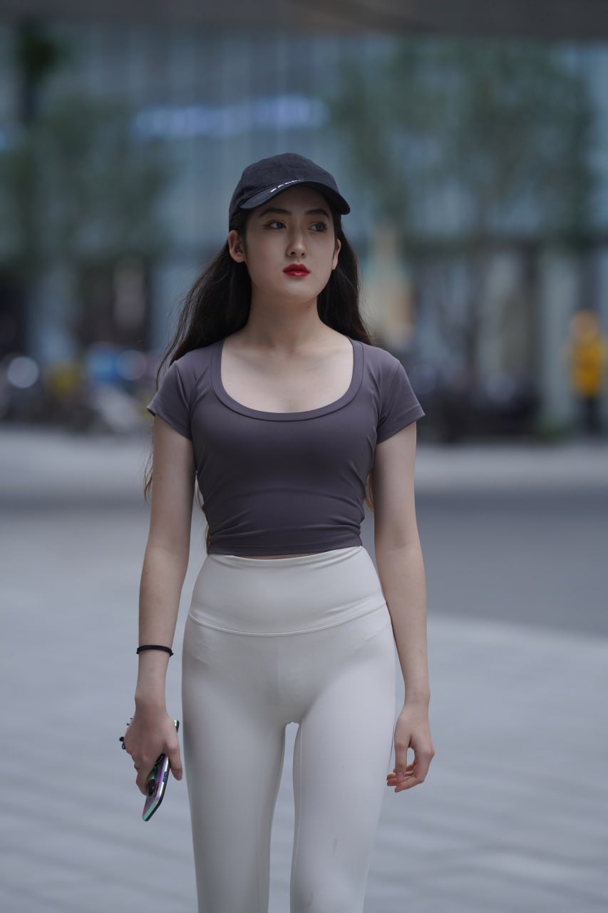 精选街拍作品白色紧身瑜伽裤女生插图 精选街拍作品白色紧身瑜伽裤女生